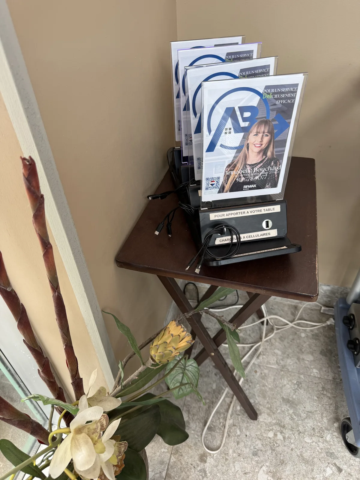 Stations de recharge « Pour un service Délicieusement efficace » au Restaurant Savoy Deli