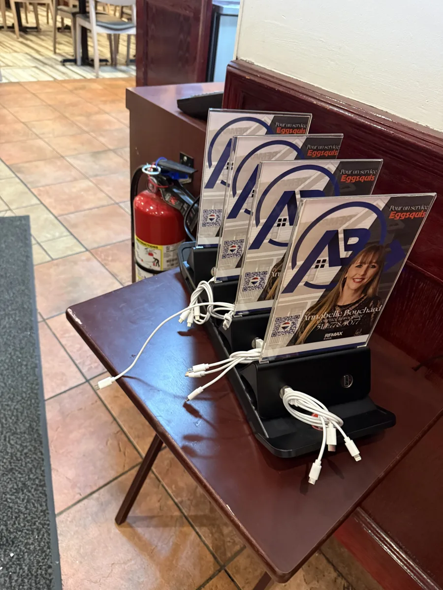 Présentoirs aux couleurs d’Annabelle sur une table de recharge pour cellulaires, Eggsquis
