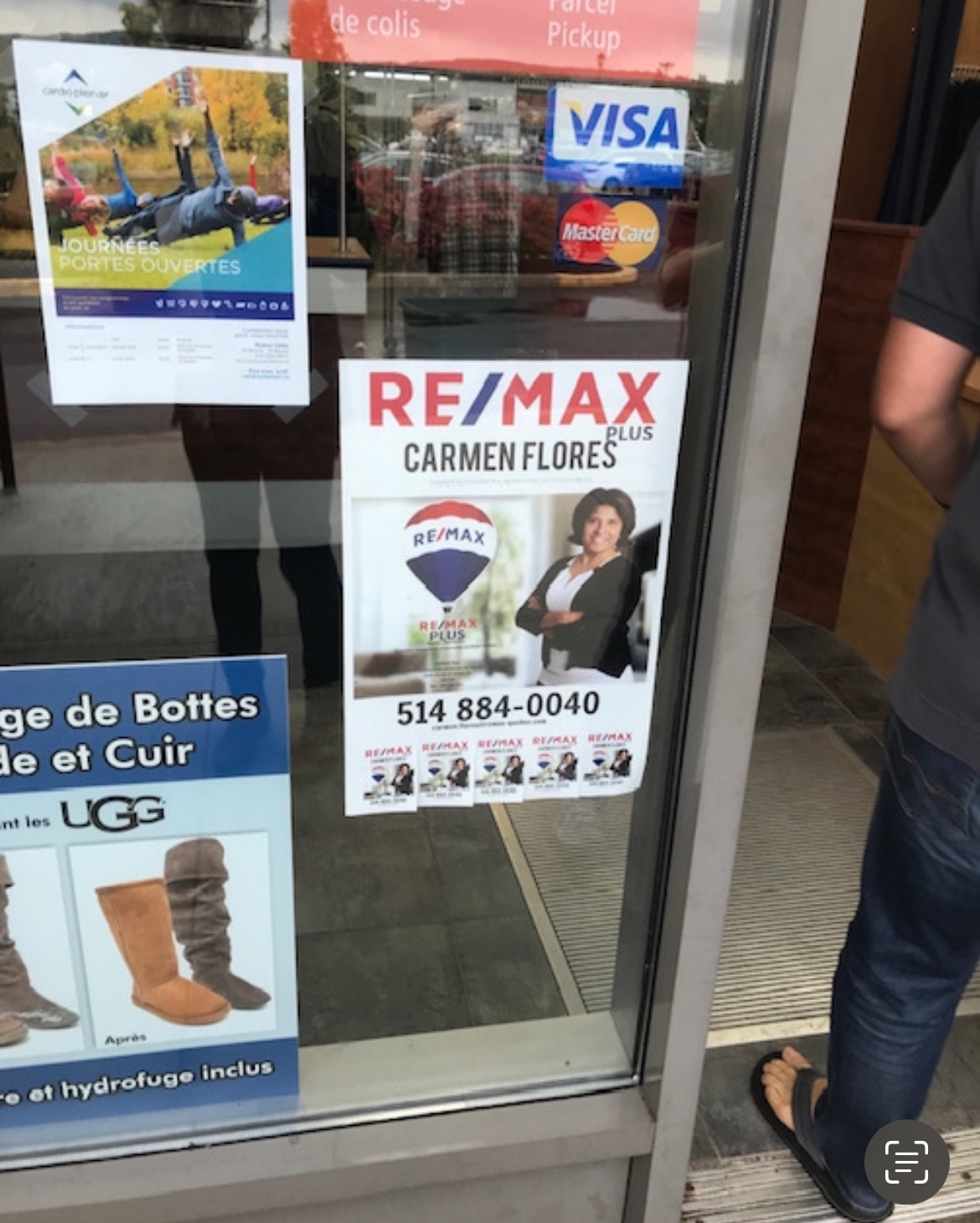 Affiche de Carmen Flores sur la porte d’un commerce