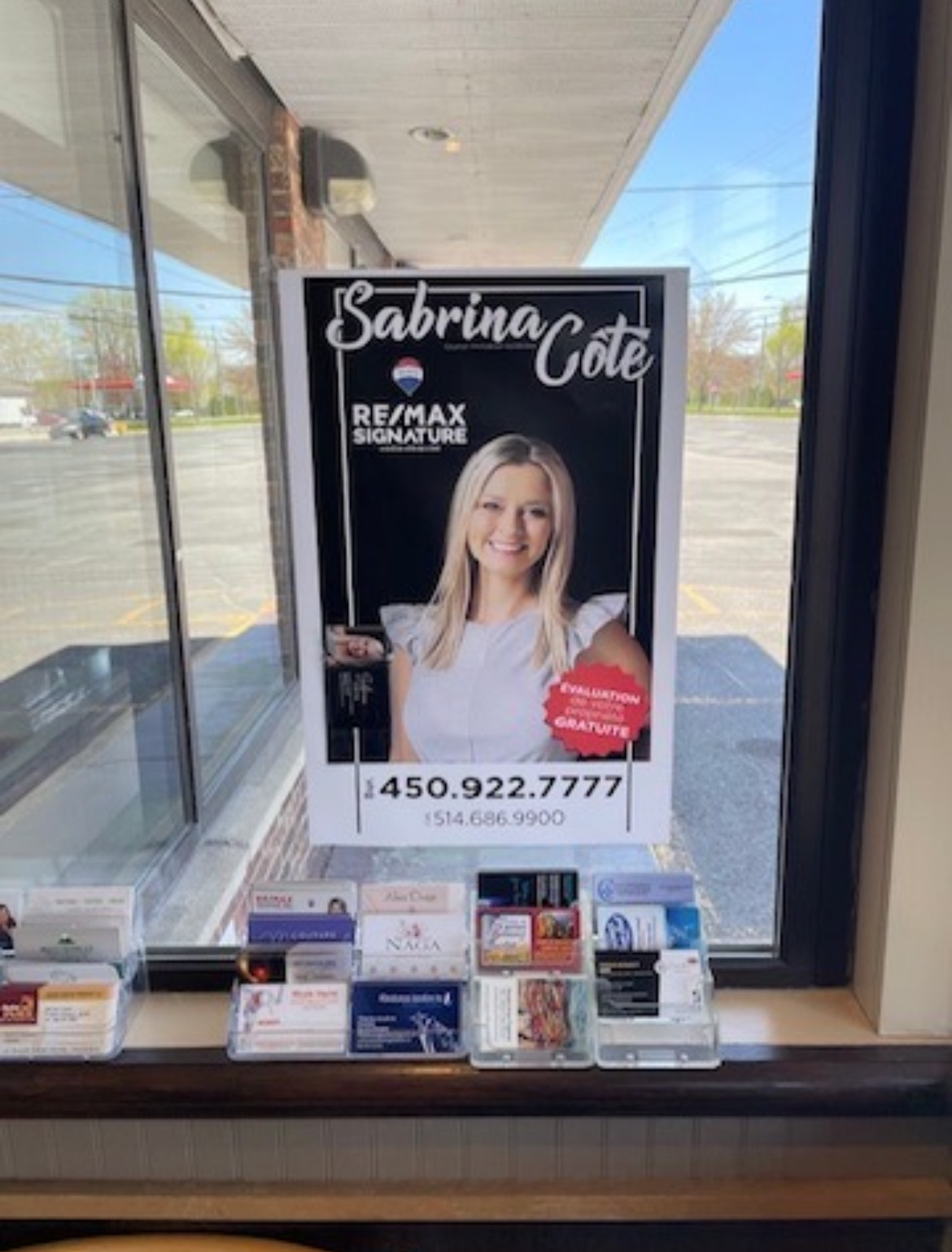 Affiche de Sabrina Côté dans la fenêtre d’un commerce