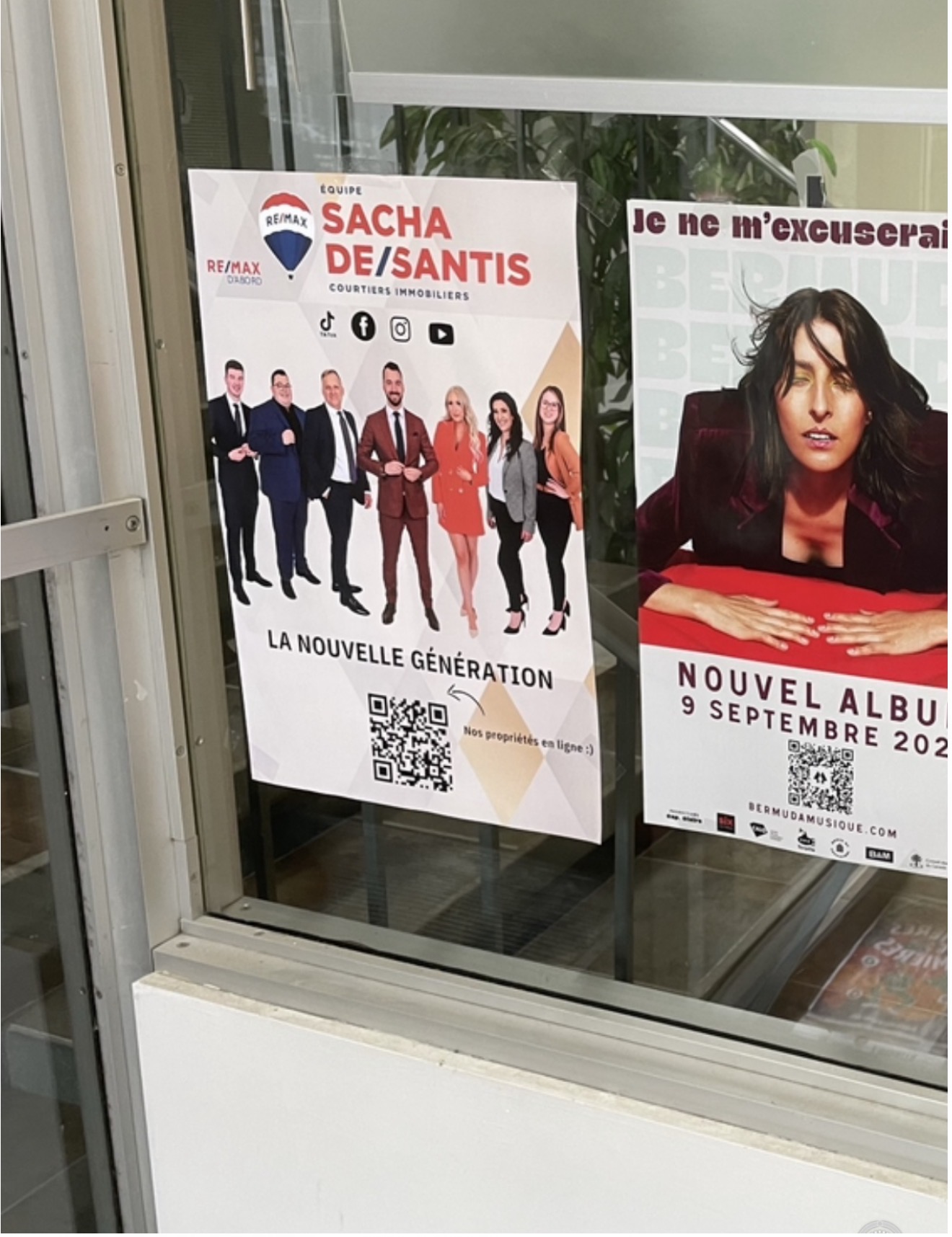Affiche de l’équipe Sacha De Santis dans la vitrine d’un commerce