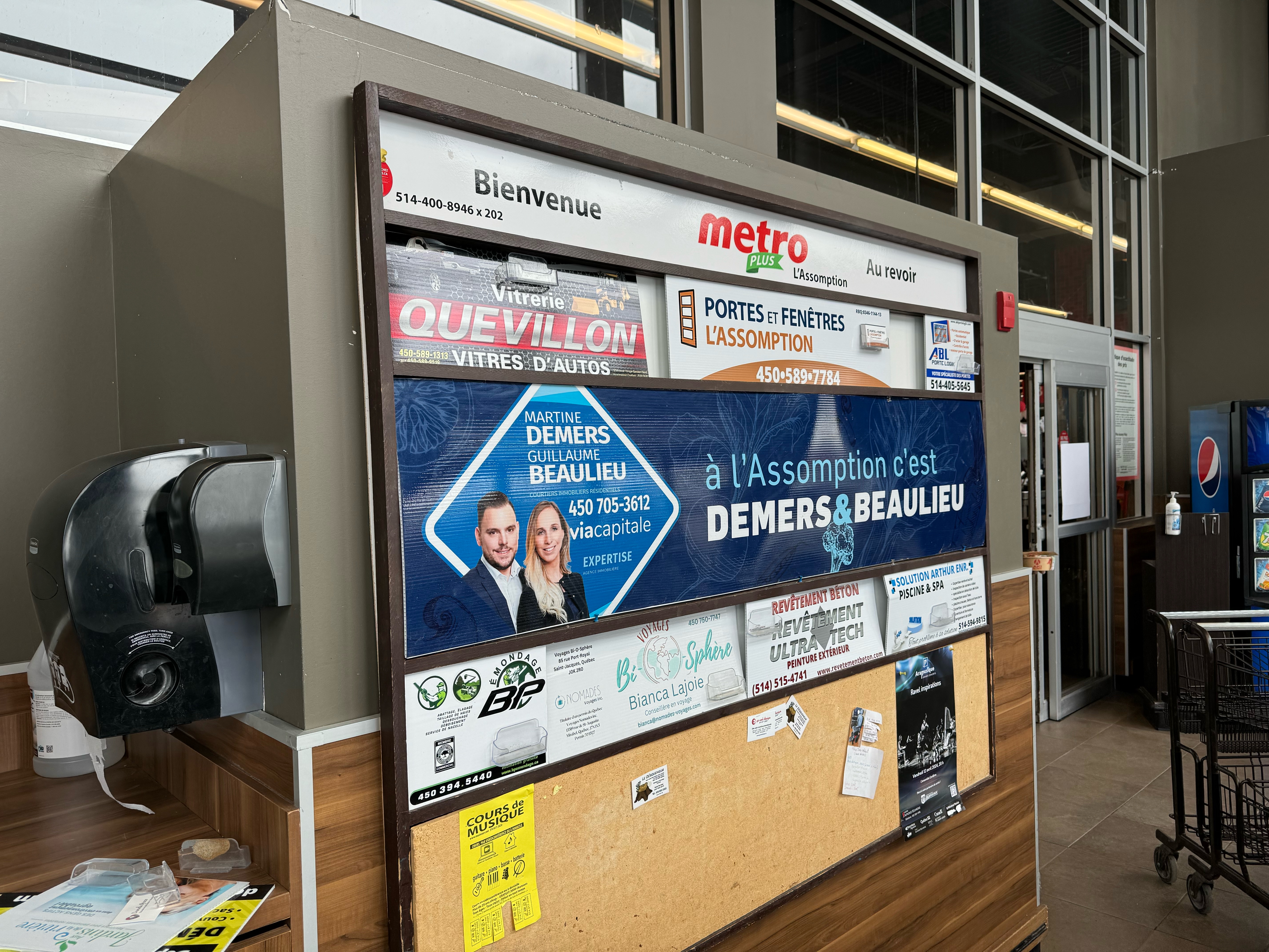 Panneau publicitaire à l’entrée du Metro Plus de L’Assomption